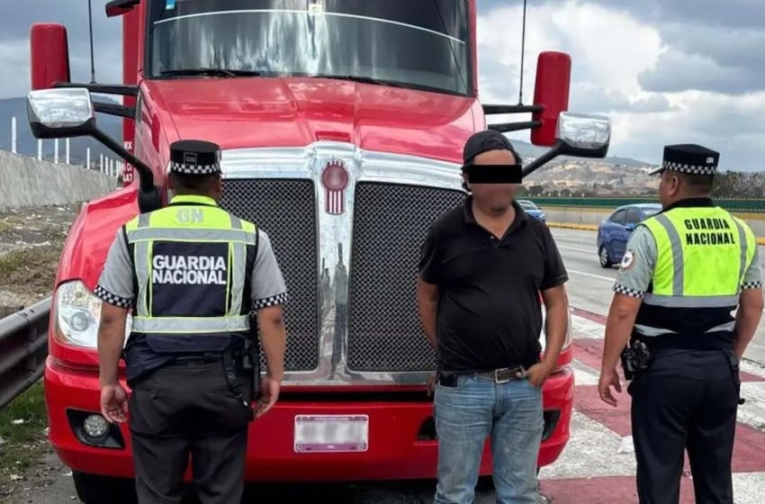La Guardia Nacional detiene a camionero transportando 66,000 litros de combustible ilegal