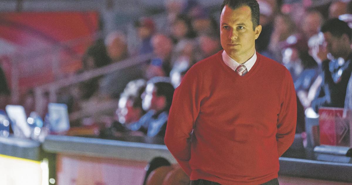 La Universidad de San Miguel sorprende con la contratación del ex entrenador de baloncesto de los Lobos, Weir, como nuevo presidente