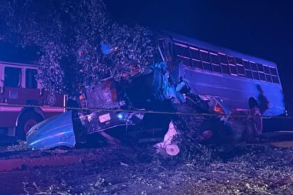 Trágico accidente en Yebavito, Navolato: autobús de jornaleros y auto colisionan, dejando dos fallecidos y varios heridos