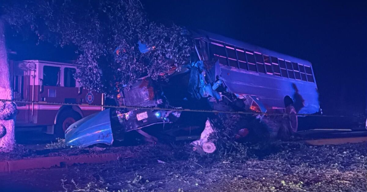 Trágico accidente en Yebavito, Navolato: autobús de jornaleros y auto colisionan, dejando dos fallecidos y varios heridos