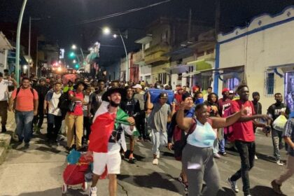 Un nuevo convoy de migrantes parte de Chiapas hacia la Ciudad de México en busca de visas para trabajar en México.