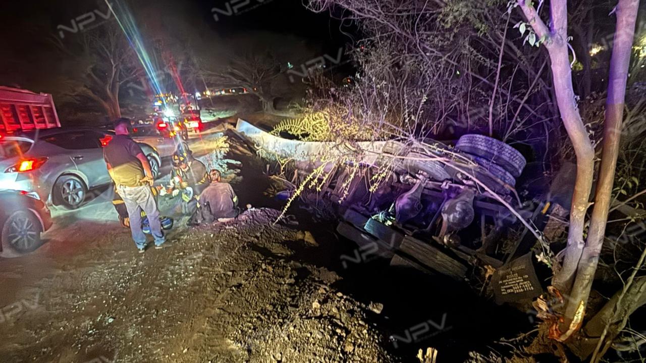 Viga del puente de La Desembocada cae tras volcarse