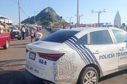 Acceso al Cerro del Crestón cerrado por hundimiento que dejó atrapada una grúa