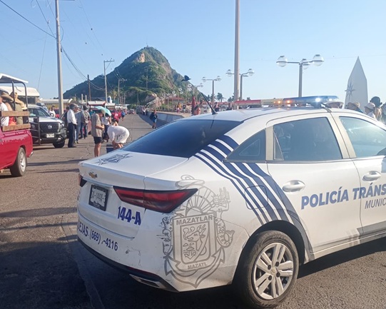 Acceso al Cerro del Crestón cerrado por hundimiento que dejó atrapada una grúa