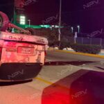 Accidente de camioneta frente a Home Depot en Bucerías: ¡Impactante volcadura!