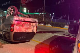 Accidente de camioneta frente a Home Depot en Bucerías: ¡Impactante volcadura!