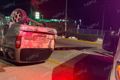 Accidente de camioneta frente a Home Depot en Bucerías: ¡Impactante volcadura!