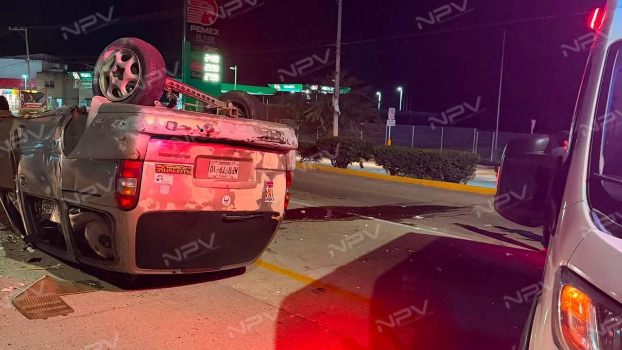 Accidente de camioneta frente a Home Depot en Bucerías: ¡Impactante volcadura!