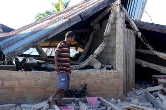 Aumentan las muertes en Indonesia luego del terremoto de 7.7, con 150 mil desplazados