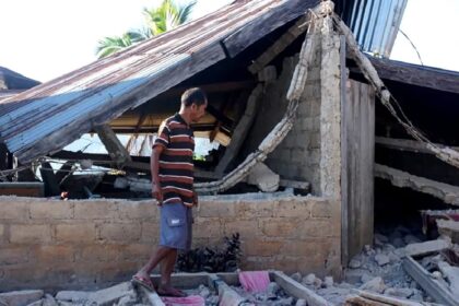 Aumentan las muertes en Indonesia luego del terremoto de 7.7, con 150 mil desplazados
