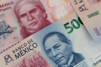 El peso cae por debajo de 17 por dólar mientras el 'súper peso' regresa