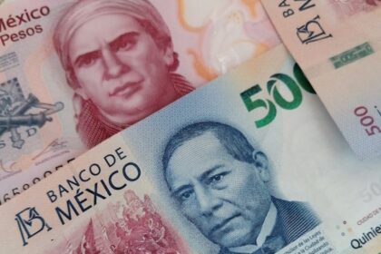 El peso cae por debajo de 17 por dólar mientras el 'súper peso' regresa