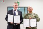 México y Estados Unidos firman acuerdo de drones en muestra de cooperación en seguridad