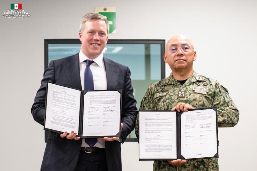 México y Estados Unidos firman acuerdo de drones en muestra de cooperación en seguridad