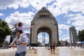Resumen semanal de México: Cambio de fugitivos, disputa de fresas y un peso más fuerte