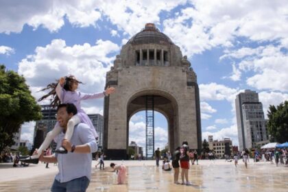 Resumen semanal de México: Cambio de fugitivos, disputa de fresas y un peso más fuerte