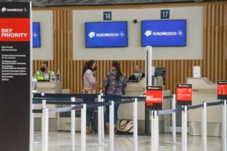 Aeroméxico investiga posible filtración de 15 millones de registros de pasajeros
