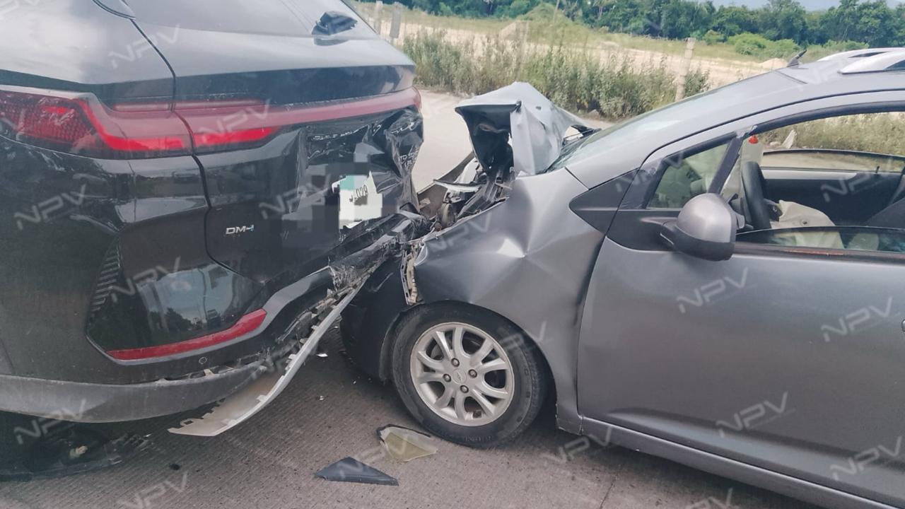 Caos vial en Puerto Vallarta por impactante choque por alcance