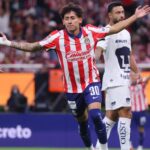 Chivas alcanza la cima de la Liga MX tras vencer a Pumas