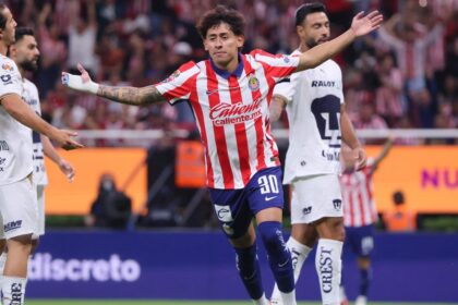 Chivas alcanza la cima de la Liga MX tras vencer a Pumas