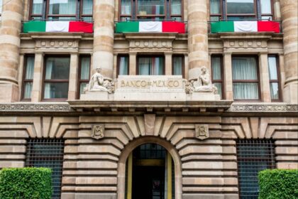 El banco central mantiene las tasas de interés estables mientras el peso se desliza hacia su peor semana desde marzo