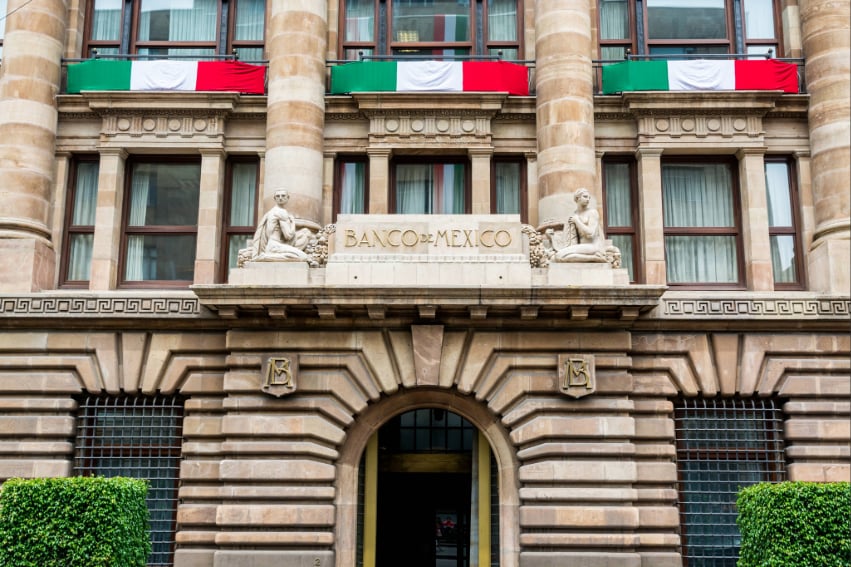 El banco central mantiene las tasas de interés estables mientras el peso se desliza hacia su peor semana desde marzo