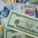 El peso se desliza hacia 17.3 frente al dólar después del primer aumento de tasas de la Reserva Federal de EE. UU. desde 2023