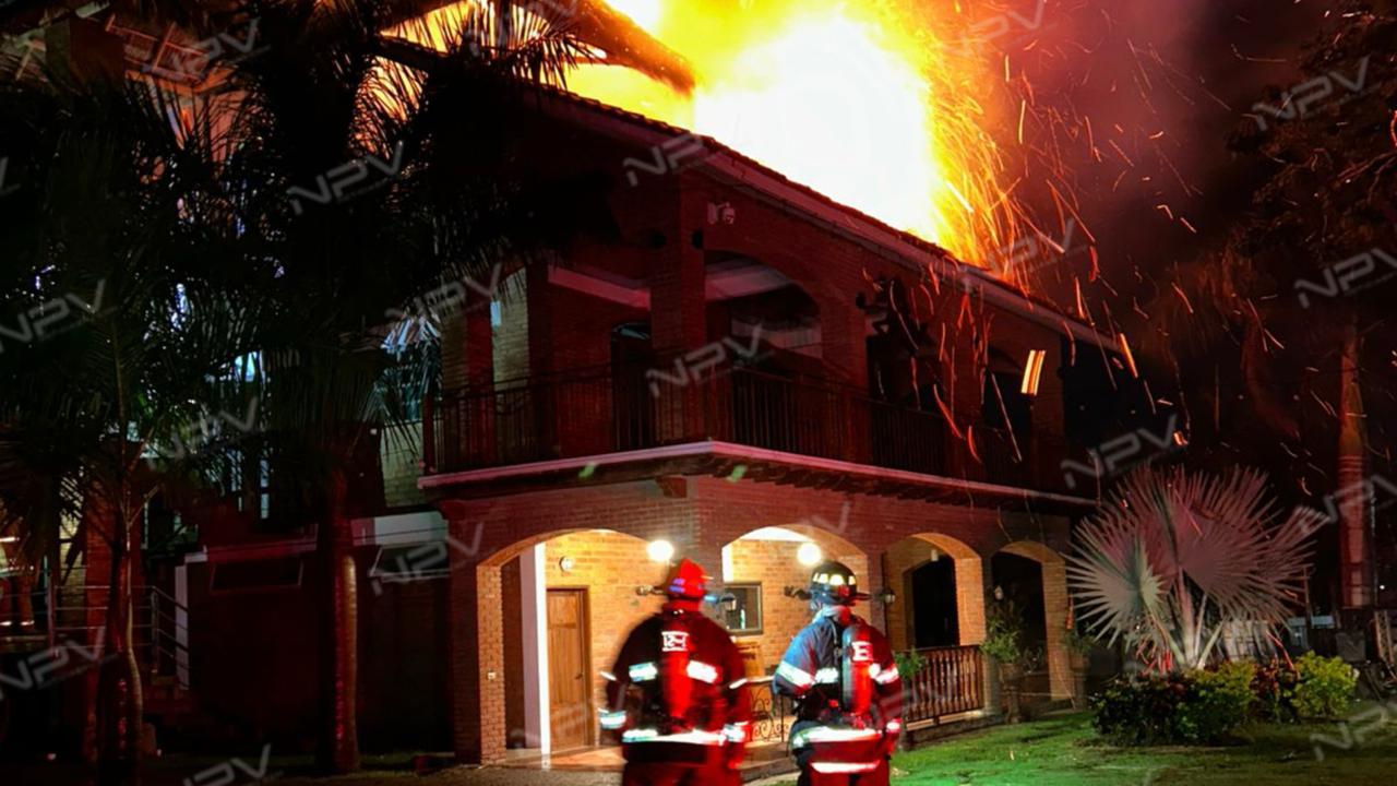 Incendio arrasador desatado por un rayo en Bugambilias, salón de eventos