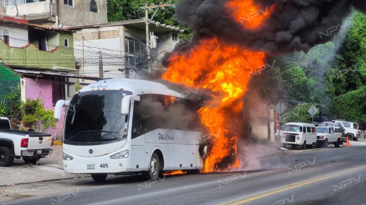 Incendio de camión de Del Valle provoca cierre en el libramiento cerca del túnel pequeño