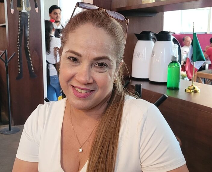 Jacqueline Cisneros mantiene viva la memoria de los pescadores desaparecidos hace 31 años en el huracán Ismael.