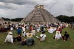 Más de 7,000 personas desafían las nubes para reunirse en Chichén Itzá en el equinoccio