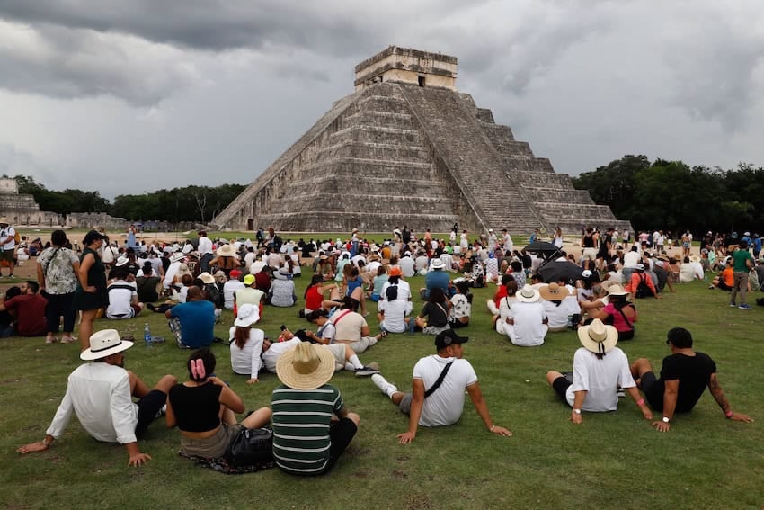 Más de 7,000 personas desafían las nubes para reunirse en Chichén Itzá en el equinoccio