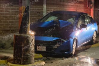 Chofer de Uber choca contra un poste al esquivar a un perro en La Floresta