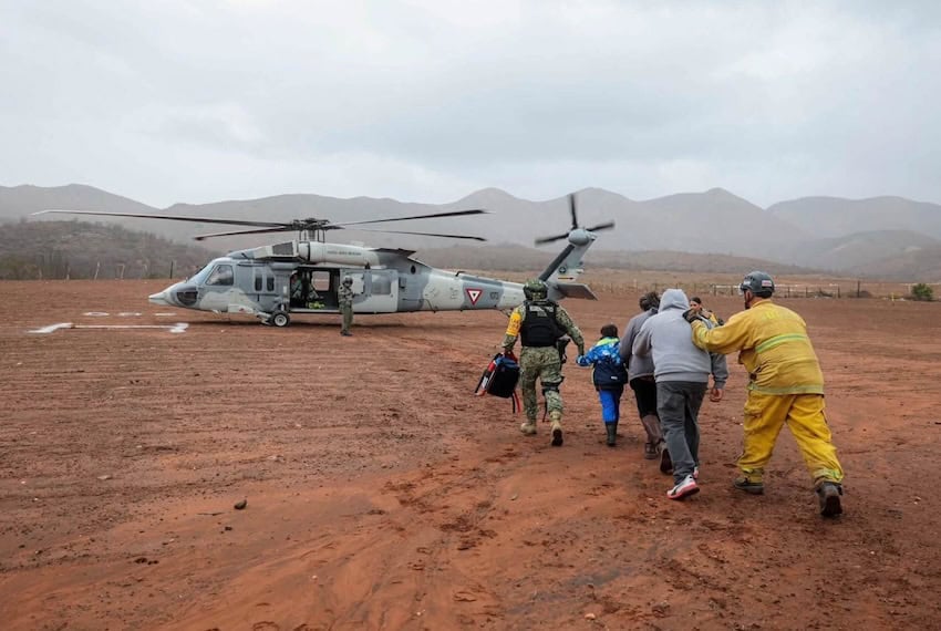 El ejército rescata a 32 personas en Ensenada mientras las inundaciones y deslizamientos ponen en peligro vidas en la costa del Pacífico mexicano.