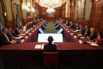Encuentro de Sheinbaum con líderes empresariales y embajador de EE. UU. en medio de controversia sobre academia de policía respaldada por EE. UU.
