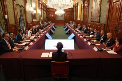 Encuentro de Sheinbaum con líderes empresariales y embajador de EE. UU. en medio de controversia sobre academia de policía respaldada por EE. UU.