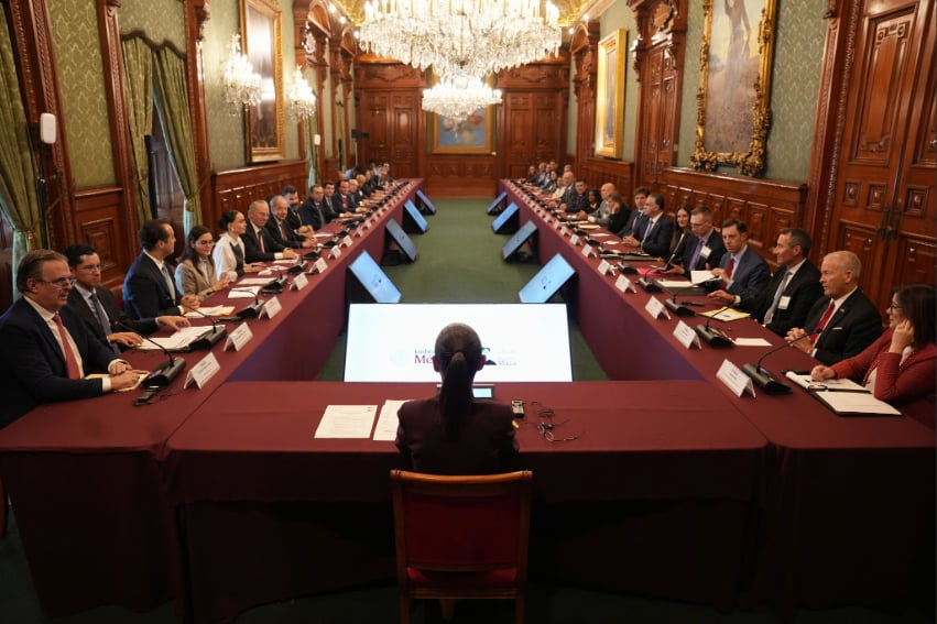 Encuentro de Sheinbaum con líderes empresariales y embajador de EE. UU. en medio de controversia sobre academia de policía respaldada por EE. UU.