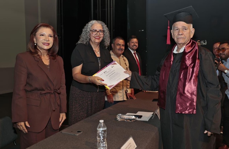 Graciela Domínguez otorga diplomas educativos a 545 personas de Sinaloa
