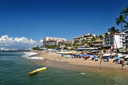 Huracanes en Puerto Vallarta: Impacto en campos de golf y fuentes de agua potable gratuita