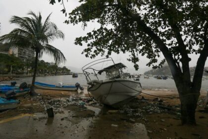 Resumen semanal de México: Polémica por academia policial no autorizada desata disputa de seguridad con EE. UU. mientras amenaza de triple tormenta mantiene en alerta las costas